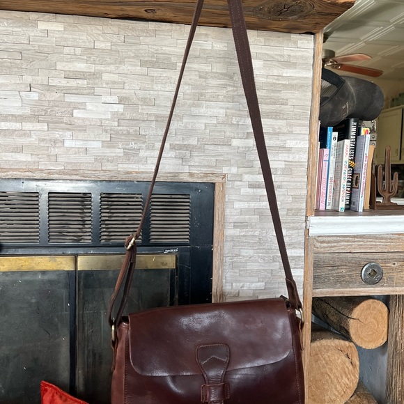 Elegant Brown Leather Crossbody Bag - Picture 2 of 7